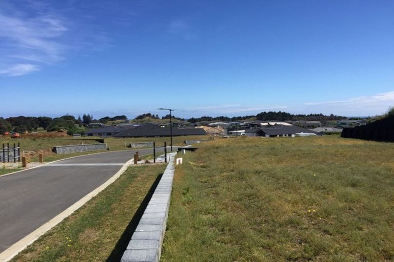 Photo of property in 11 Oakmont Crescent, Waiwhakaiho, New Plymouth, 4312