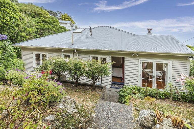 Photo of property in 33 Tio Tio Road, Miramar, Wellington, 6022