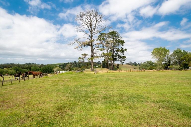 Photo of property in 137 Tawa Road, Kumeu, 0891