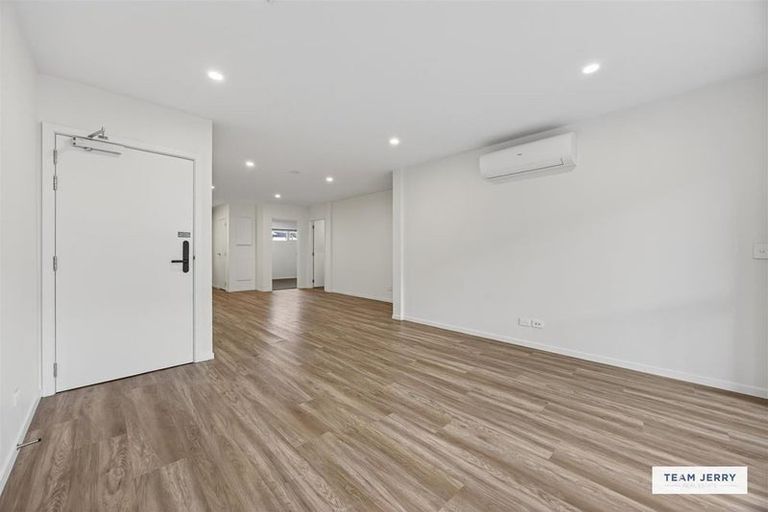 Photo of property in 2/5g Newelm Lane, Flat Bush, Auckland, 2019