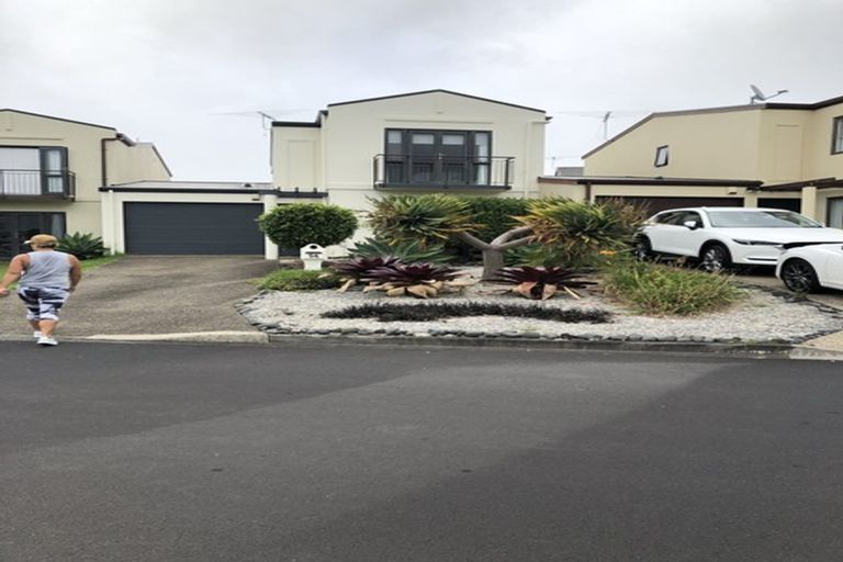 Photo of property in 54 Provence Esplanade, Te Atatu Peninsula, Auckland, 0610