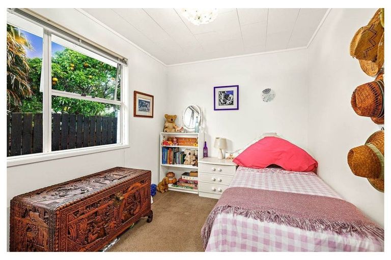 Photo of property in 2 Allington Road, Massey, Auckland, 0614