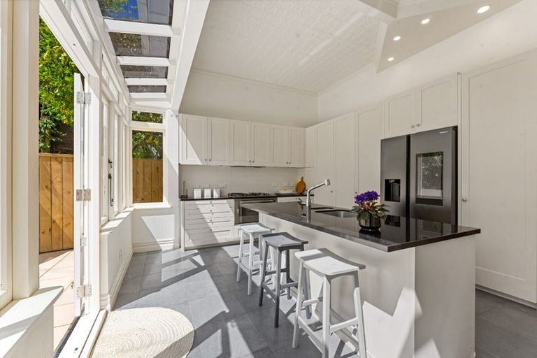 Photo of property in 4 Hinemoa Terrace, Birkenhead, Auckland, 0626