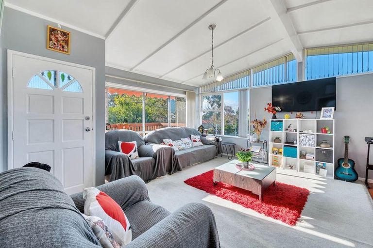 Photo of property in 2 Karo Place, Glendene, Auckland, 0602