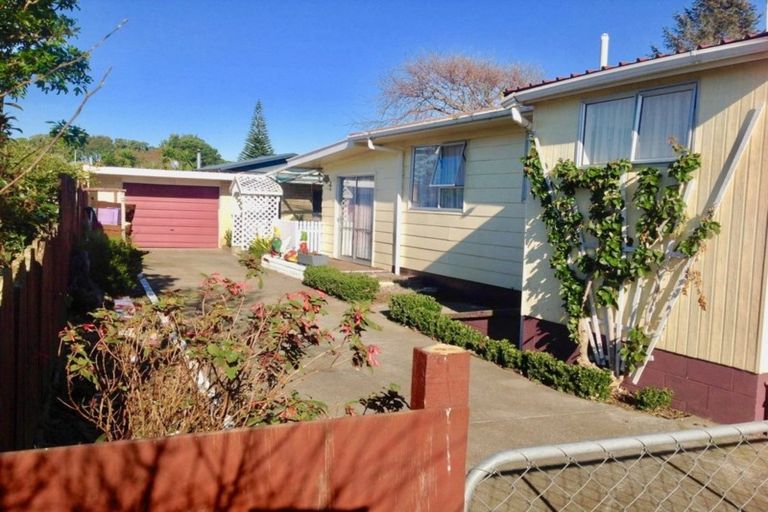 Photo of property in 3 Airedale Place, Waitara, 4320