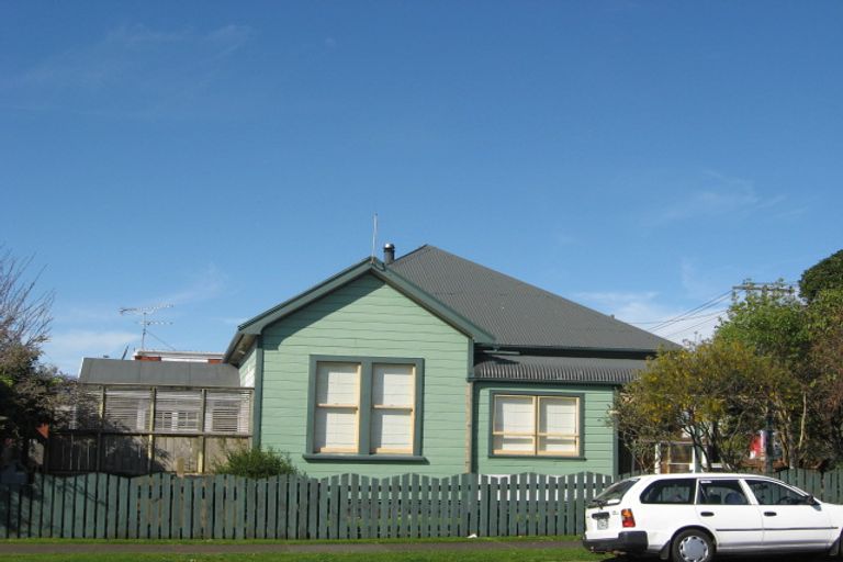 Photo of property in 15 Cameron Street, New Plymouth, 4310