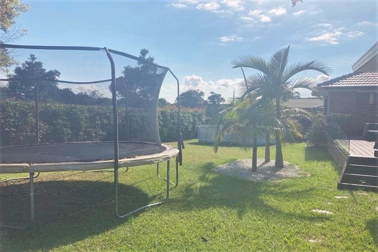 Photo of property in 2 Cesari Place, West Harbour, Auckland, 0618