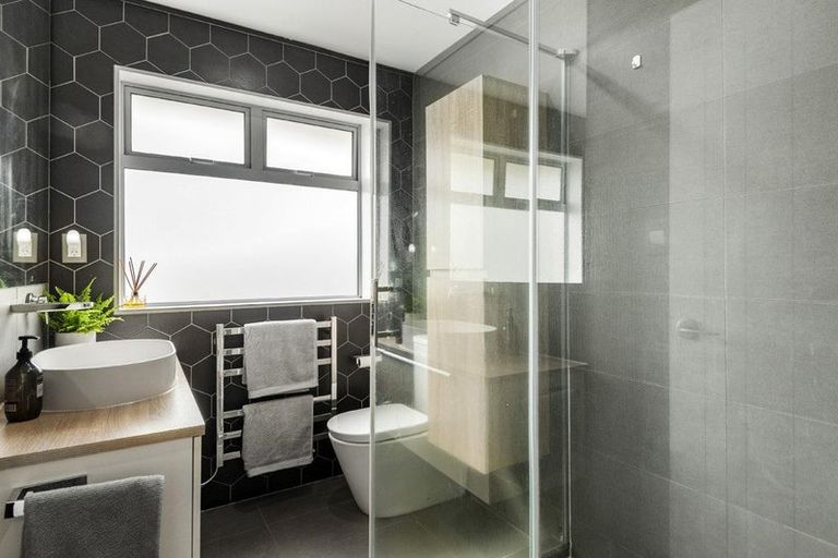 Photo of property in 4/37 Onewa Road, Northcote, Auckland, 0627