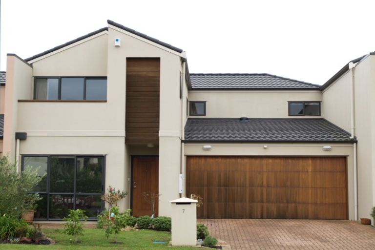 Photo of property in 7 Spalding Rise, Golflands, Auckland, 2013