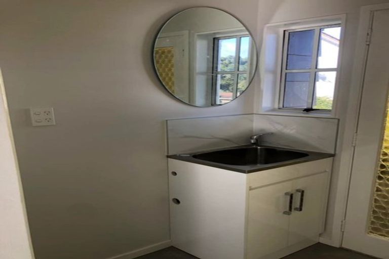 Photo of property in 1/127 Lynn Road, Bayview, Auckland, 0629