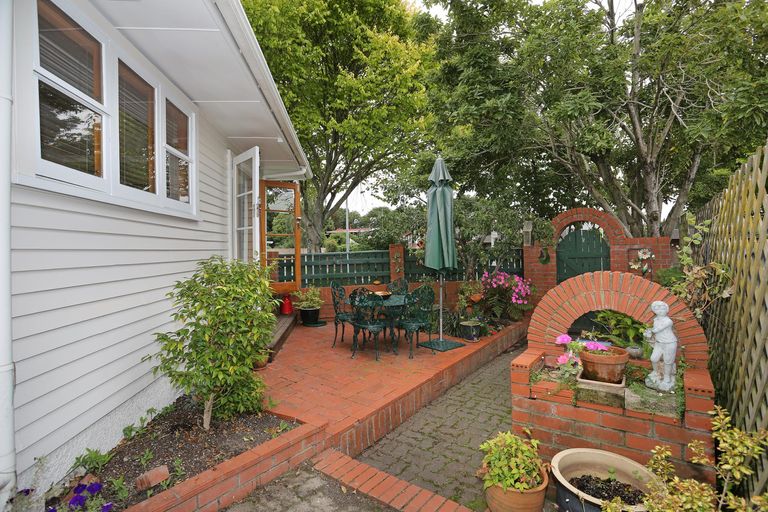 Photo of property in 2 Churchill Avenue, Hokowhitu, Palmerston North, 4410