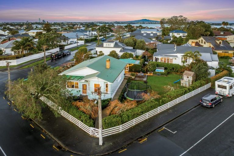 Photo of property in 21 Clarence Road, Northcote Point, Auckland, 0627