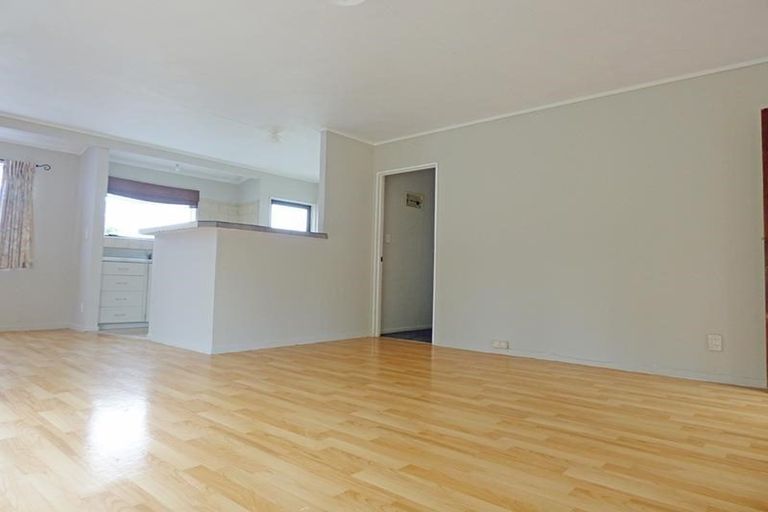 Photo of property in 1/8 Woodside Road, Massey, Auckland, 0614