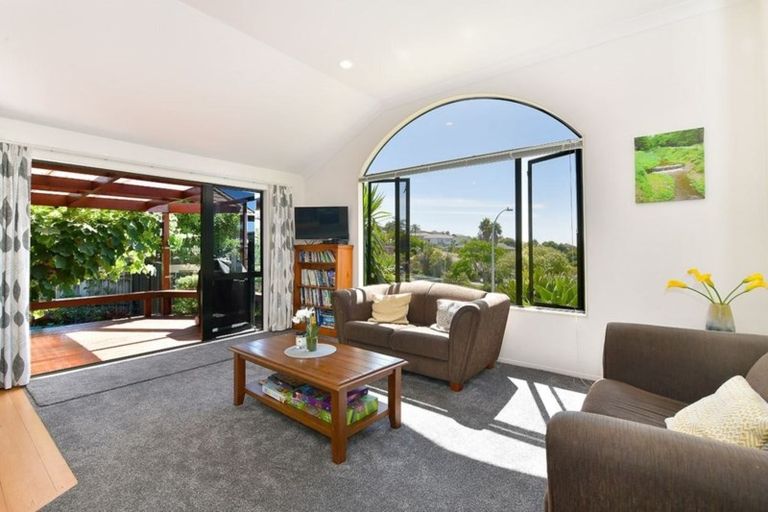 Photo of property in 4 Grovenor Drive, Orewa, 0931