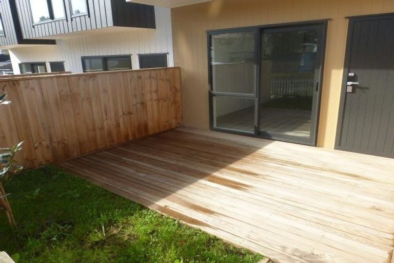 Photo of property in 1d Quincey Place, Massey, Auckland, 0614