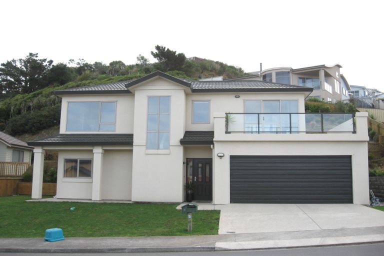 Photo of property in 4 Domett Street, Newlands, Wellington, 6037