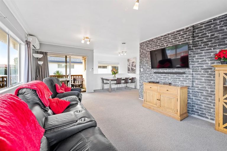 Photo of property in 2/15 Ellenbury Place, Stanmore Bay, Whangaparaoa, 0932