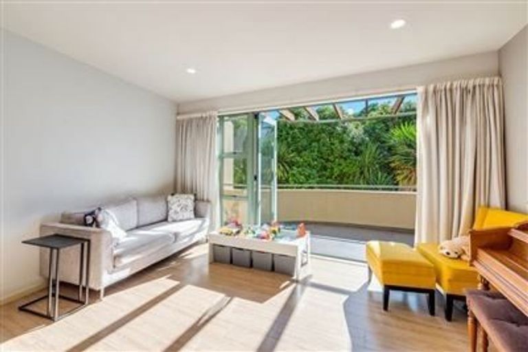 Photo of property in 5/1 Hillcrest Avenue, Hillcrest, Auckland, 0627
