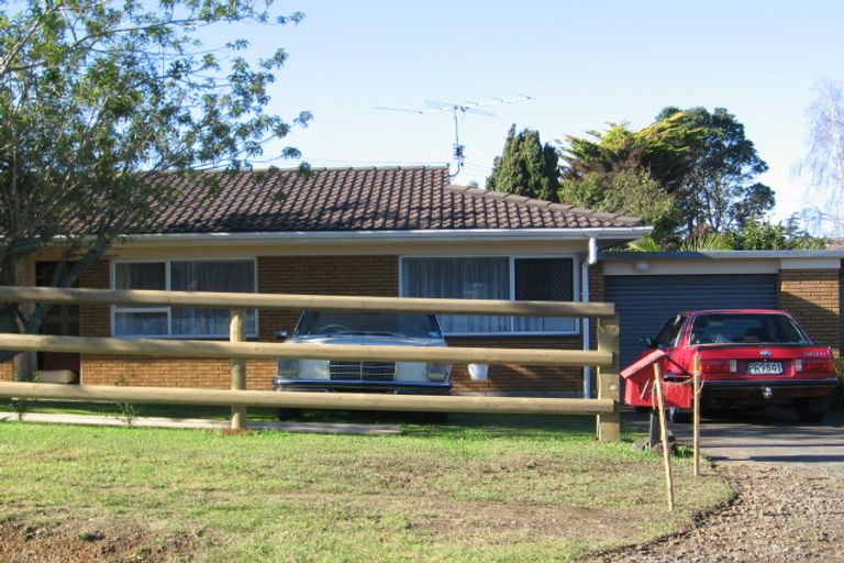 Photo of property in 2/2 Wallace Road, Ranui, Auckland, 0612