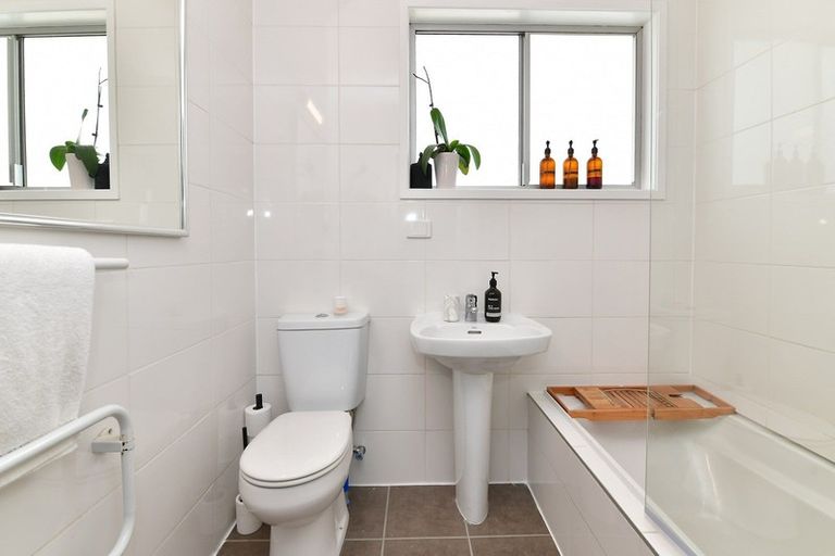 Photo of property in 18 Walton Street, Red Beach, 0932