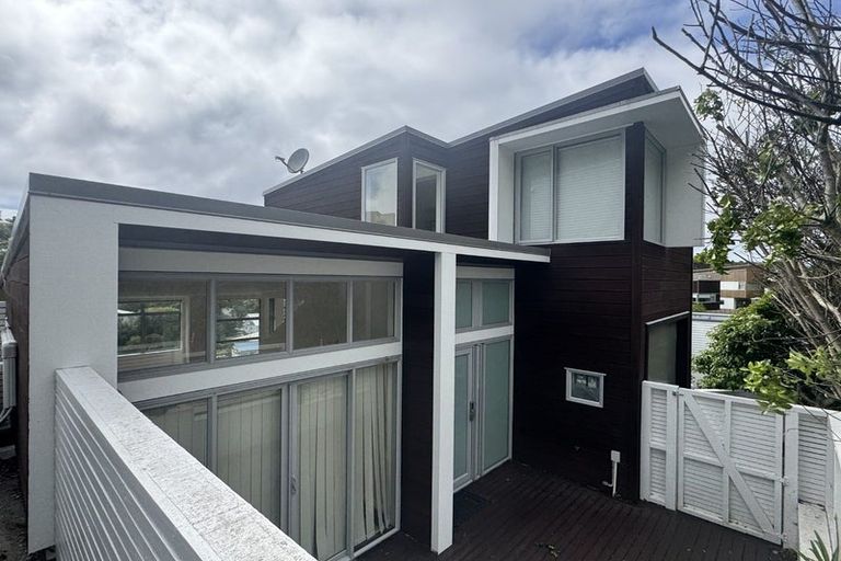 Photo of property in 22 Tiketike Way, Brooklyn, Wellington, 6021