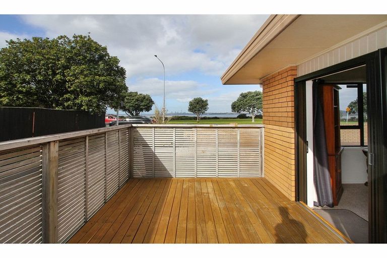 Photo of property in 1/470 Te Atatu Road, Te Atatu Peninsula, Auckland, 0610
