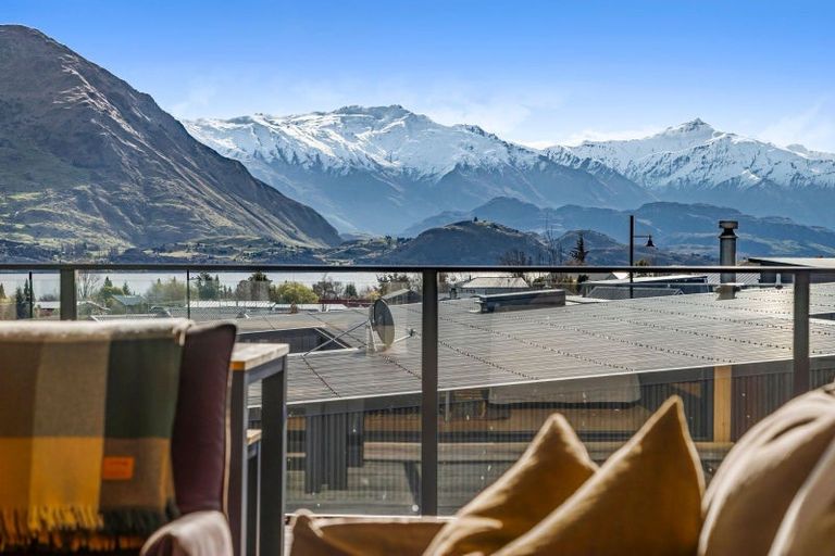 Photo of property in 33 Kirimoko Crescent, Wanaka, 9305