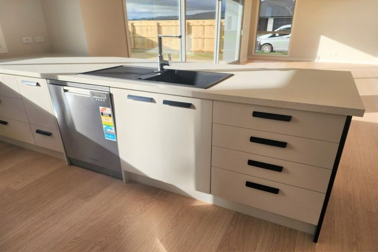 Photo of property in 49 Atlantic Drive, Fitzherbert, Palmerston North, 4410