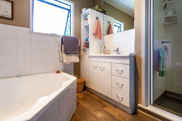 Photo of property in 100d Waverley Place, Whangamata, 3620