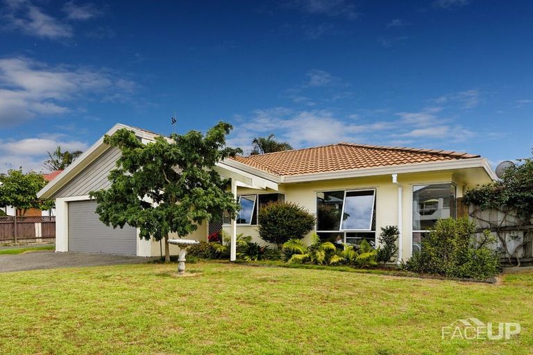 Photo of property in 9 Harbour Lights Close, West Harbour, Auckland, 0618