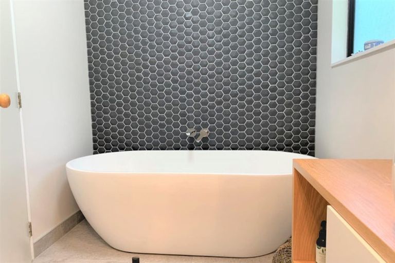 Photo of property in 21 Pohutukawa Avenue, Red Beach, 0932