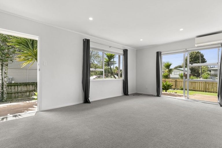 Photo of property in 1/322 Royal Road, Massey, Auckland, 0614