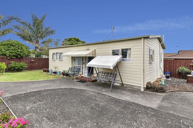 Photo of property in 28 Gibbons Road, Weymouth, Auckland, 2103