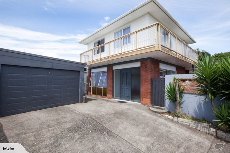 Photo of property in 14 Leatham Avenue, Strandon, New Plymouth, 4312