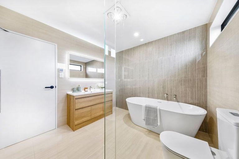 Photo of property in 63 Mcindoe Road, Kumeu, 0810