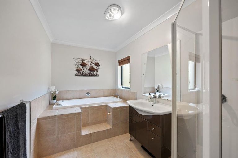 Photo of property in 30 Foster Road, Kumeu, 0891