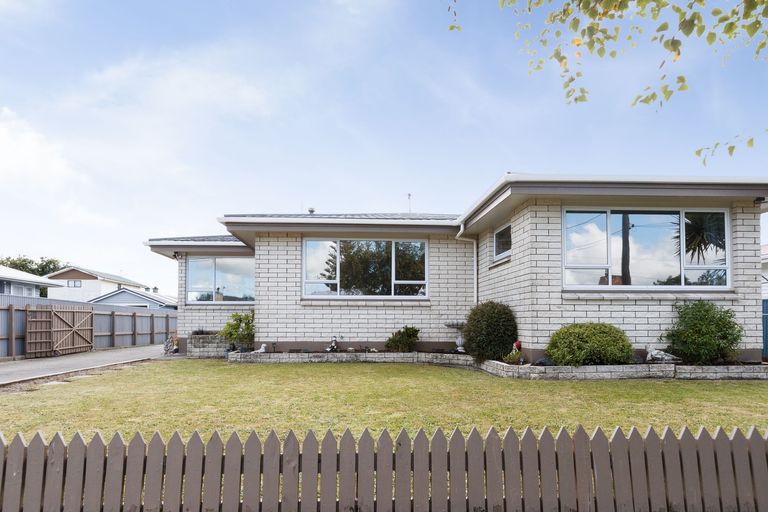 Photo of property in 5 Tararua Terrace, Cloverlea, Palmerston North, 4412