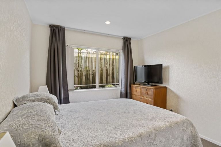 Photo of property in 8 Lorikeet Place, Unsworth Heights, Auckland, 0632