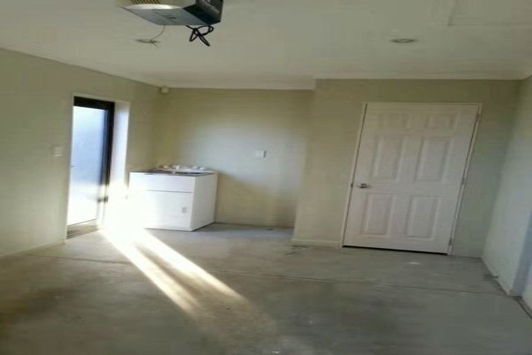 Photo of property in 2 Ballyward Close, East Tamaki, Auckland, 2013