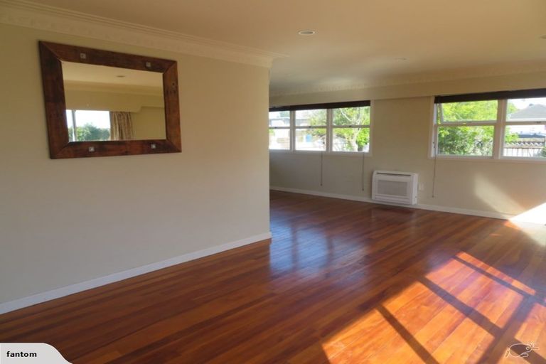Photo of property in 1/16 Bradbury Road, Botany Downs, Auckland, 2010