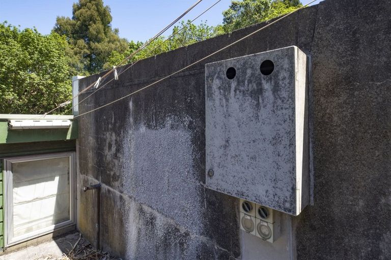 Photo of property in 323 Glenfield Road, Glenfield, Auckland, 0629