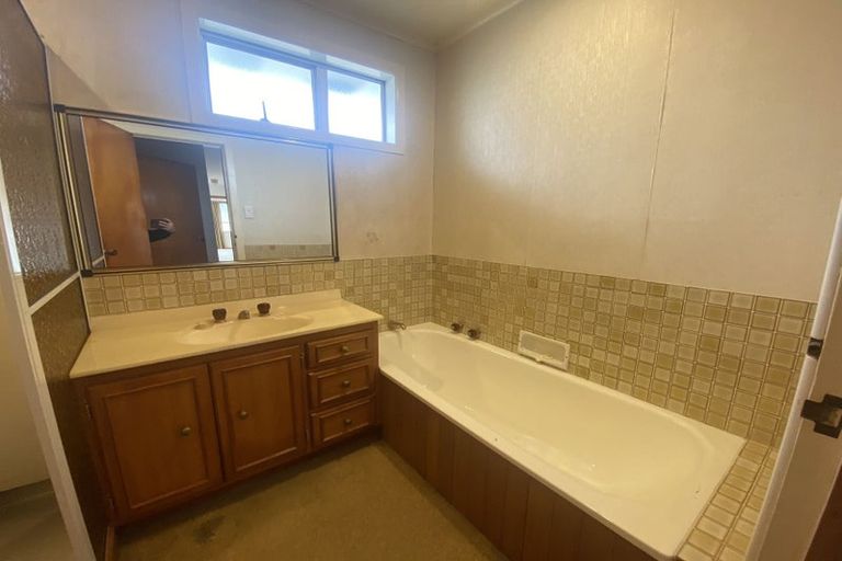 Photo of property in 235 Edmonton Road, Te Atatu South, Auckland, 0610