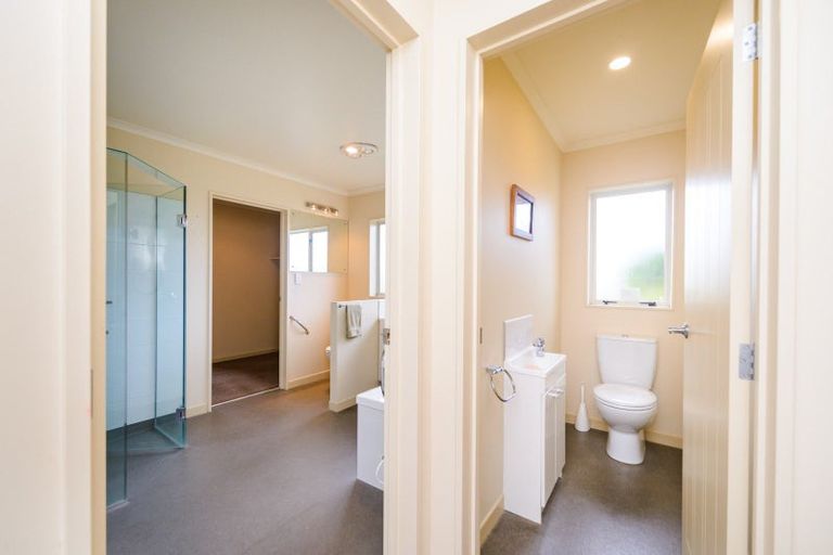 Photo of property in 1 Silkwood Place, Fitzherbert, Palmerston North, 4410