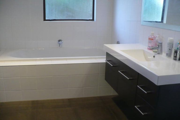 Photo of property in 1/1 Cron Avenue, Te Atatu South, Auckland, 0610