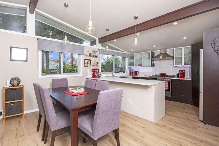Photo of property in 81 Edgewater Drive, Pakuranga, Auckland, 2010
