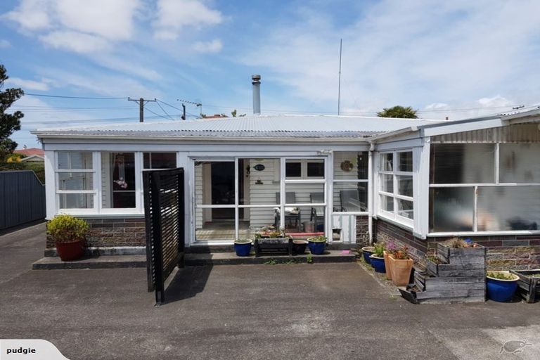 Photo of property in 37 Disraeli Street, Hawera, 4610