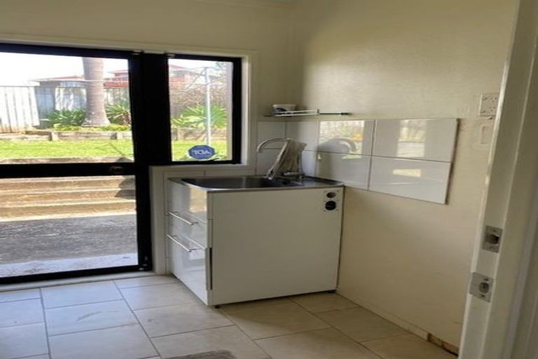 Photo of property in 2/31 Sunderlands Road, Half Moon Bay, Auckland, 2012