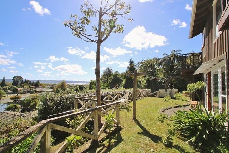Photo of property in 11 Rika Place, Kawaha Point, Rotorua, 3010