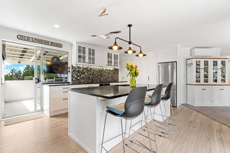 Photo of property in 1/4 Roberts Road, Matakatia, Whangaparaoa, 0930