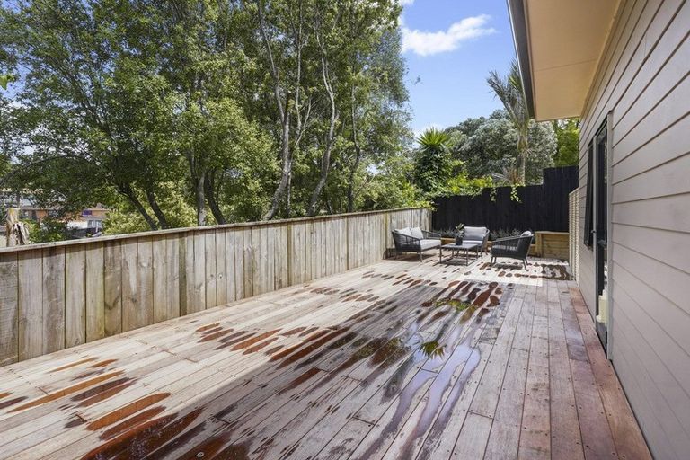 Photo of property in 18a Cottam Grove, Northcross, Auckland, 0632